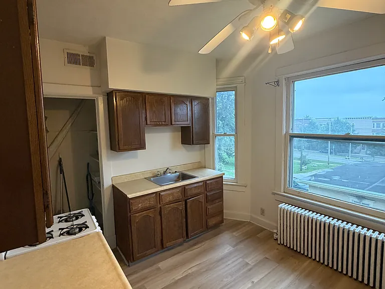 522 E 3rd St #5 — Photo 4