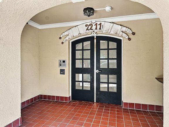 3rd image of 2211 Broderick St APT 1