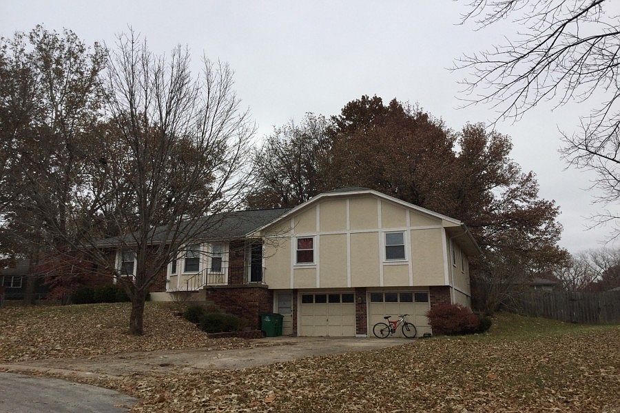 2nd image of 326 NE Chapel Ct