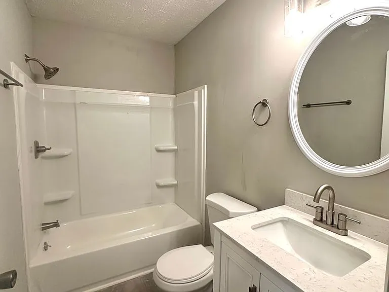 334 E Webster St — Photo 5