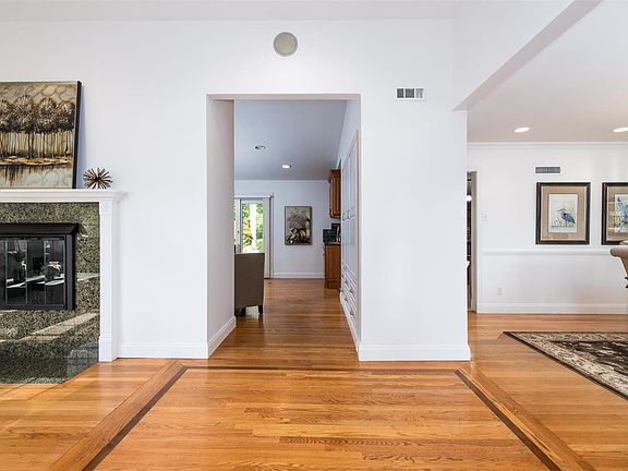 5th image of 47 Ladue Estates Dr
