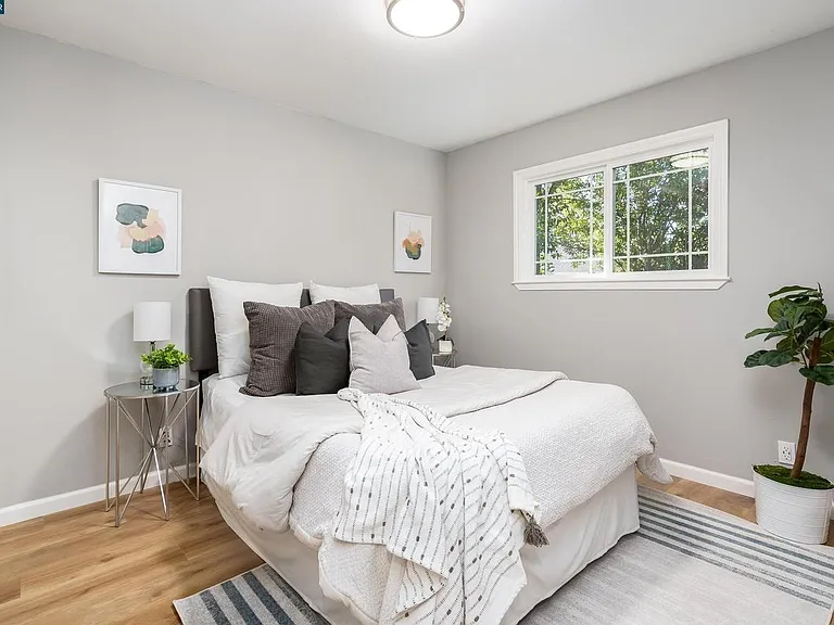 2255 Rockne Dr — Photo 13