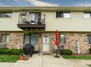 132 Willows Edge Ct, Willow Springs, IL 60480