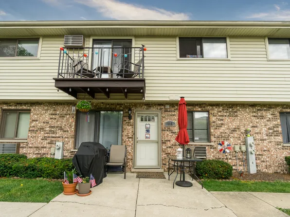 132 Willows Edge Ct, Willow Springs, IL 60480