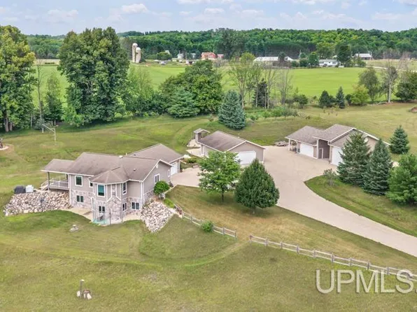 N2069 Stone Cliff Dr, Vulcan, MI 49892