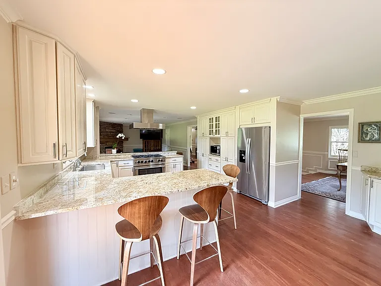 1447 Carol Ln — Photo 13