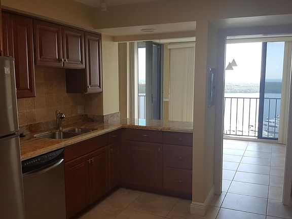 4th image of 122 Lakeshore Dr Penthouse 33