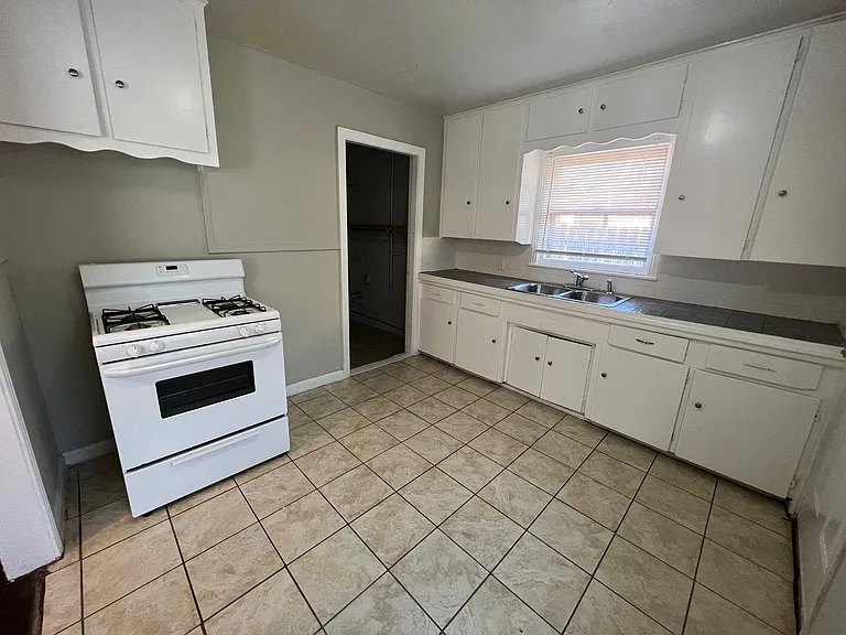 222 Ruslee St — Photo 5