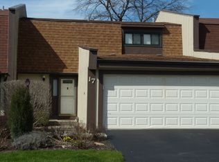 17 Elmwood Sq, Indian Head Park, IL 60525