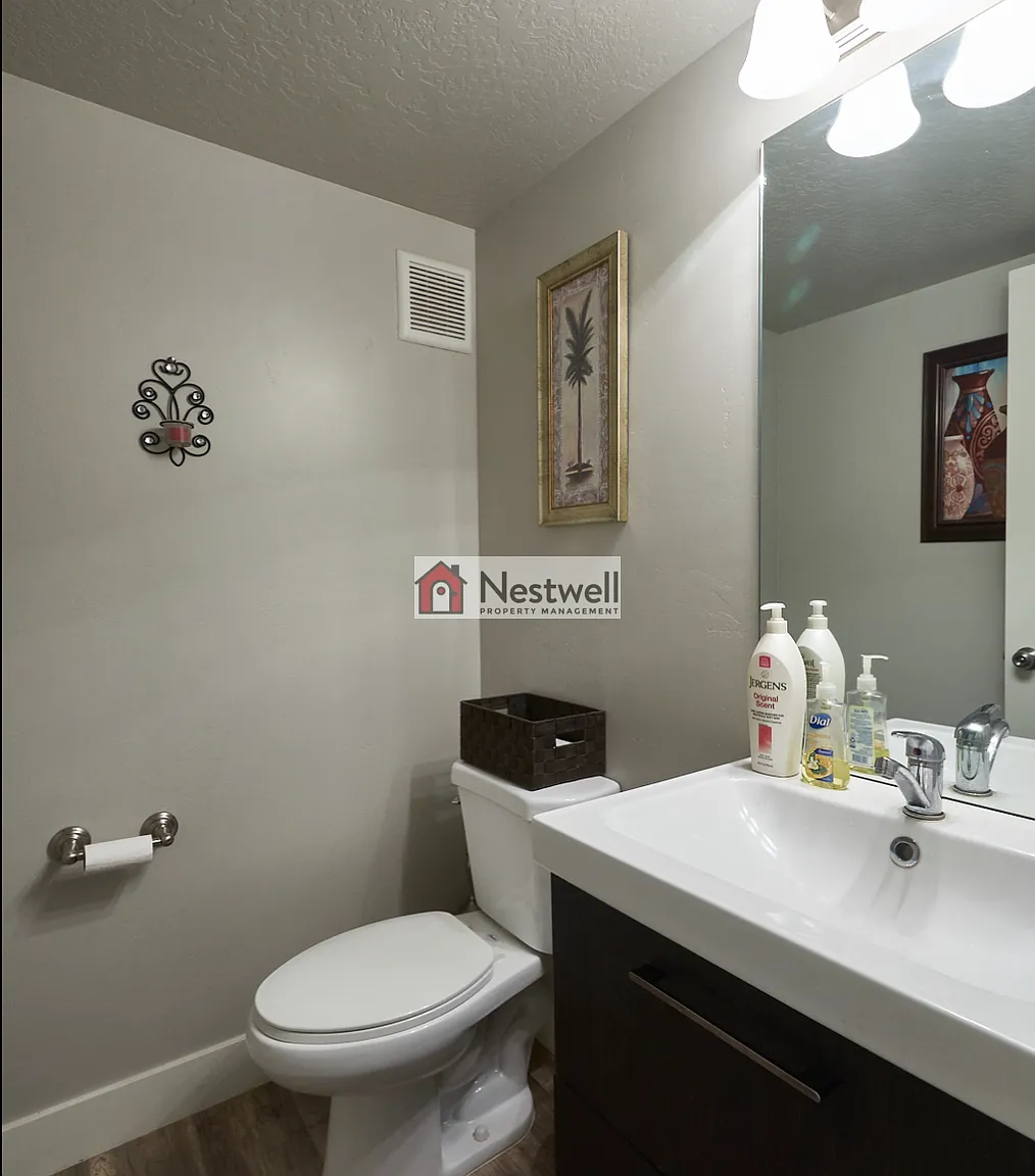 Stunning 5-bed Home in West Valley — Photo 3