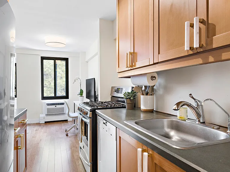 420 E 64th St #3E — Photo 10
