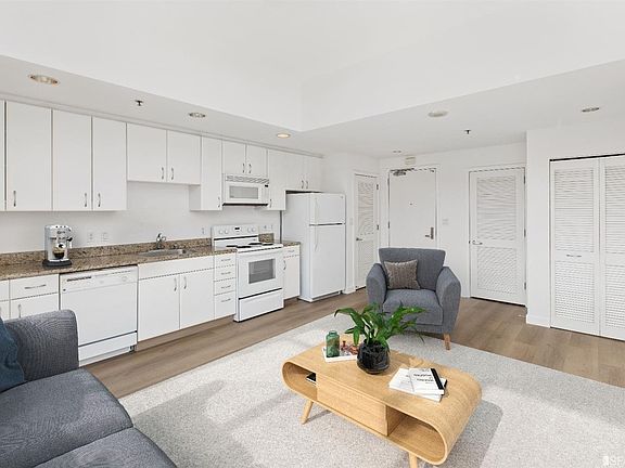 4th image of 250 King St Unit 368