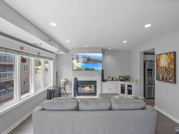 406 Jefferson Ct #Penthouse 6, Edgewater, NJ 07020