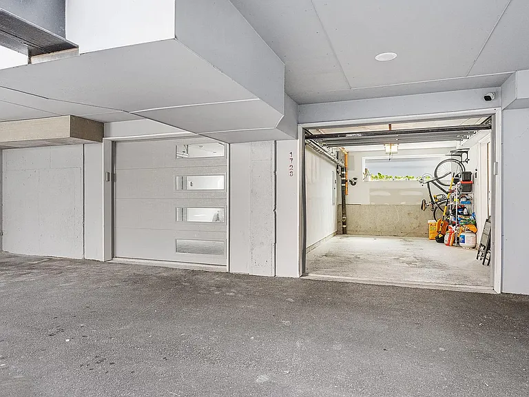 1726 Waterloo St — Photo 24