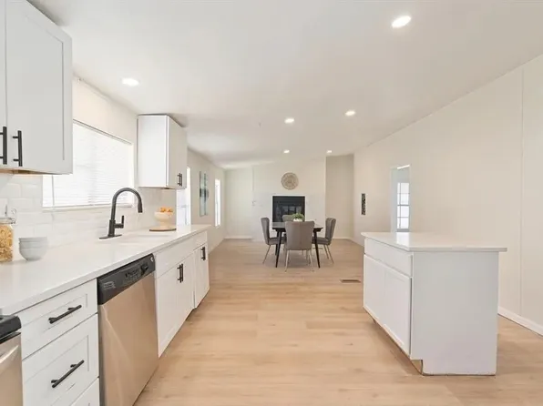 715 Comanche Cove Dr, Granbury, TX 76048