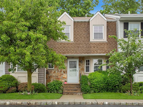 2nd image of 139 Woodlake Dr E