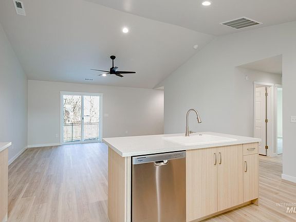 4th image of 13730 Inman Ct