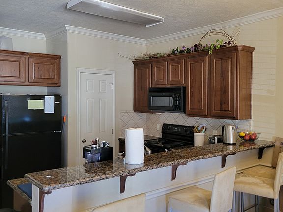 4th image of 402 Forest Dr Unit 402