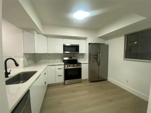 1765 Courtyard Way APT 103, Naples, FL 34112