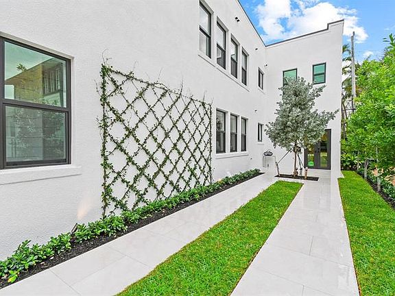 3rd image of 226 Oleander Ave #3