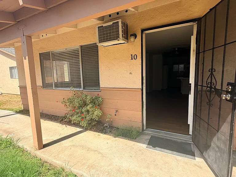 974 Merritt Dr #10 — Photo 2
