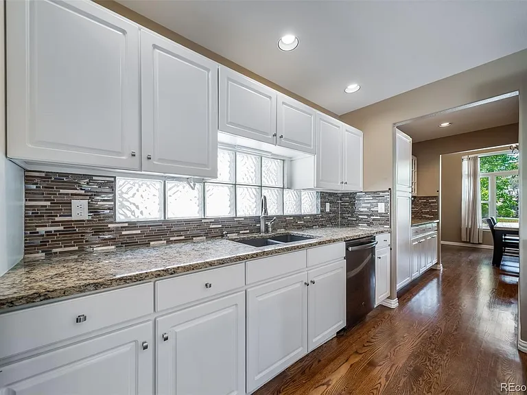 1011 S Valentia St #81 — Photo 18