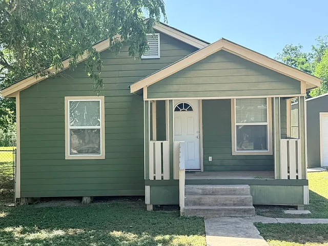 1906 Pecan St — Photo 1