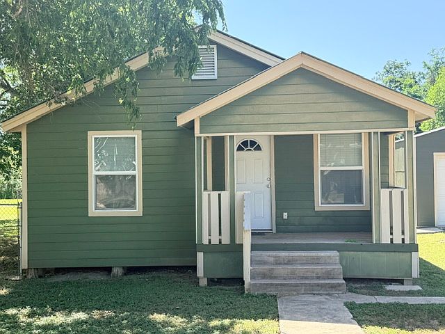 1st image of 1906 Pecan St