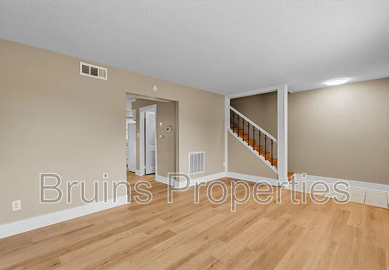 1825 Johnson St E #1 — Photo 3