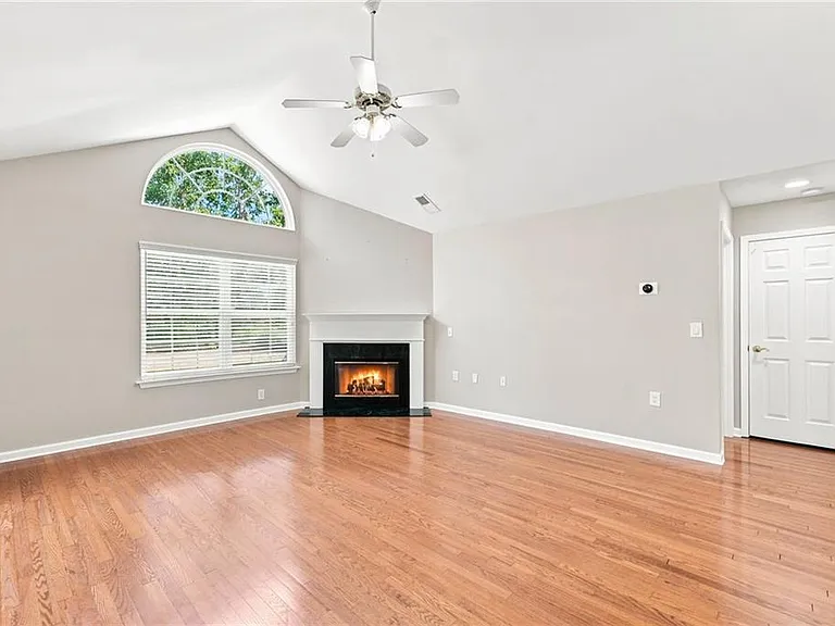3204 Village Ln — Photo 5