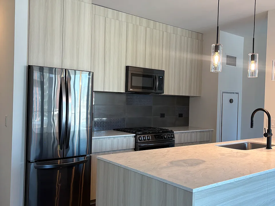1305 W Fulton St #401