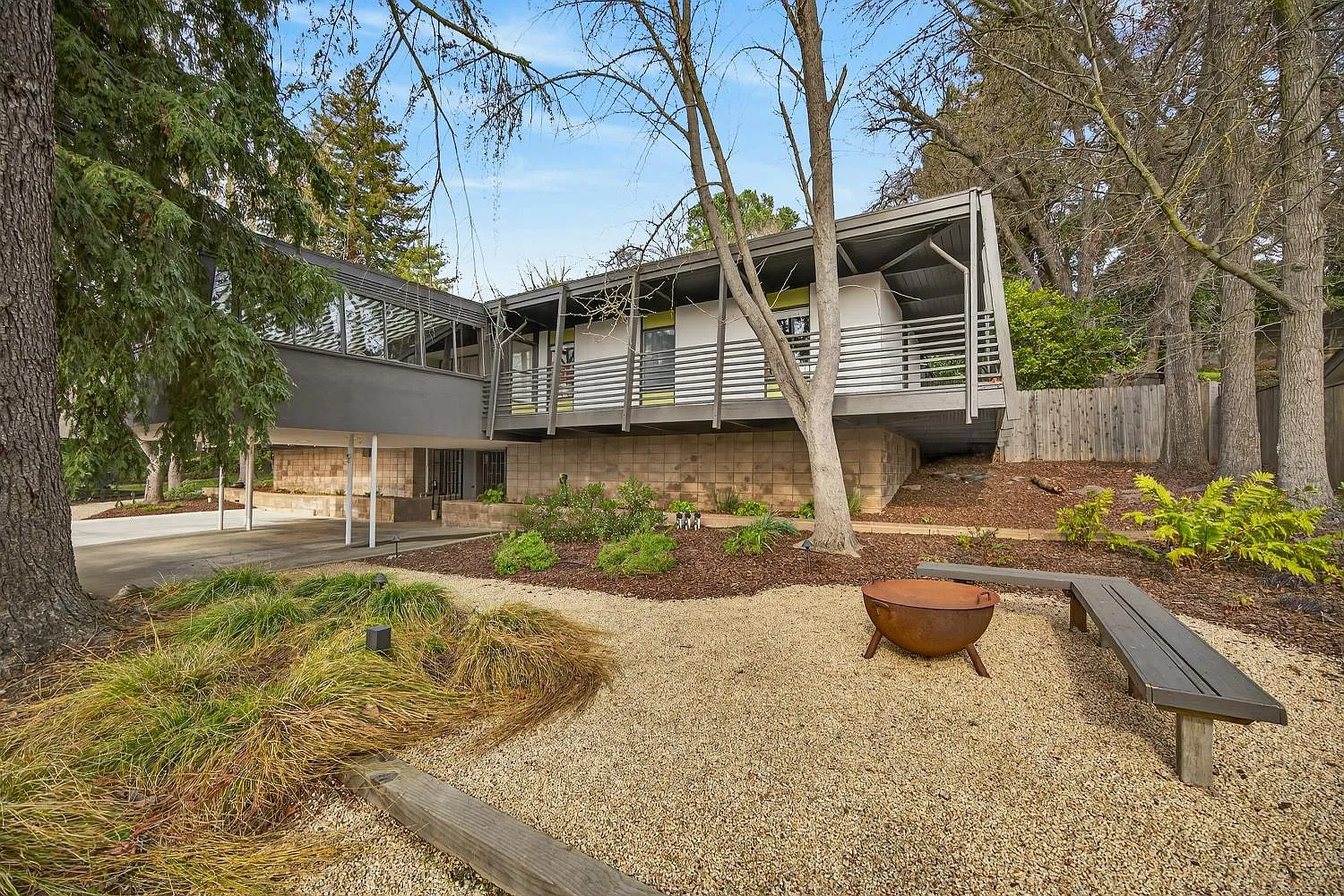 2051 Lambeth Way photo 1