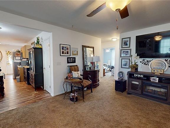 3rd image of 727 N Main St
