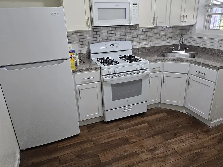 161 W Kingsbridge Rd — Photo 2
