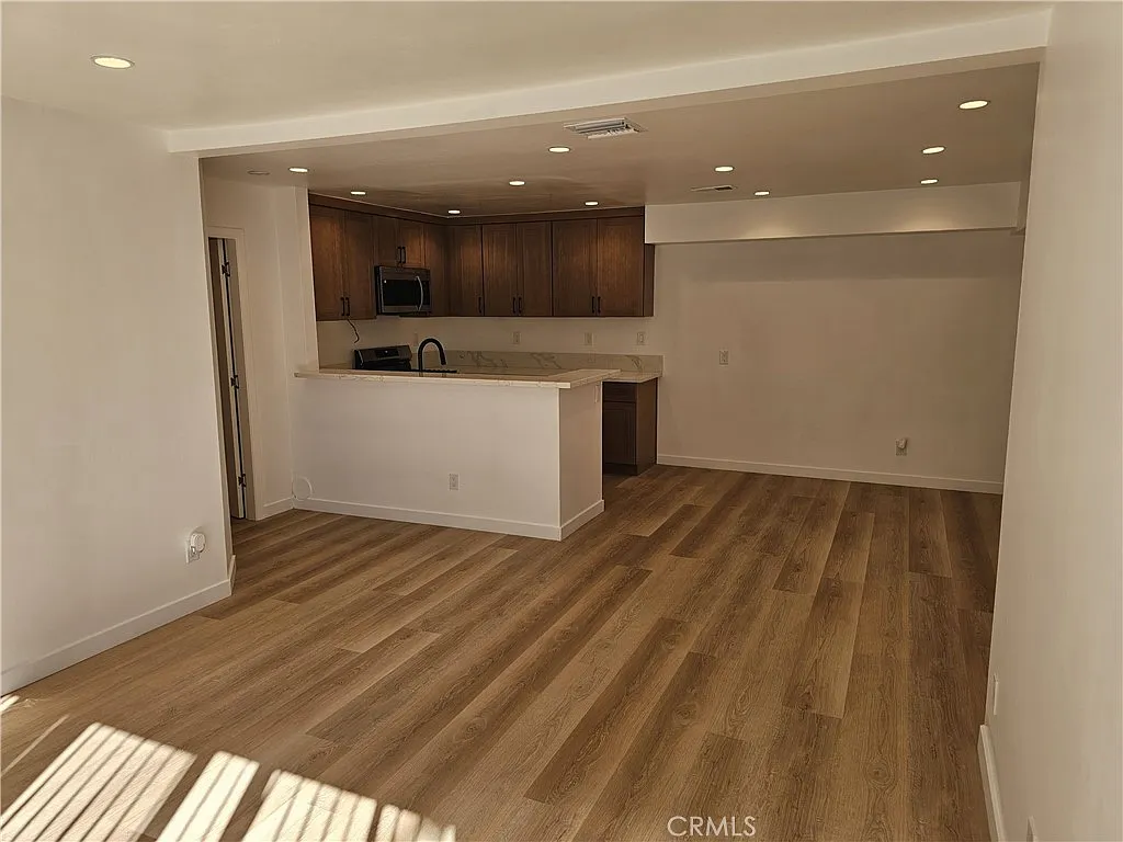 2 bed, 860 sqft, $2,600 — Photo 2