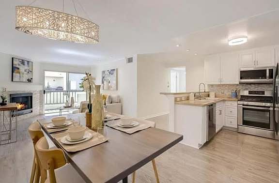 3rd image of 5530 Owensmouth Ave #200