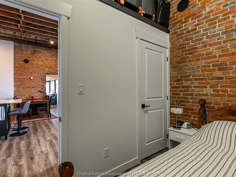 164 King St W #203 — Photo 8