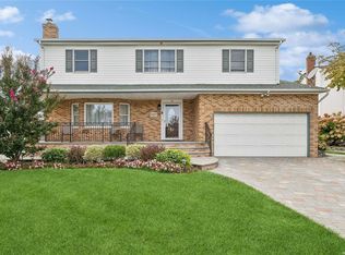 16 Frieda Ln, Wantagh, NY 11793