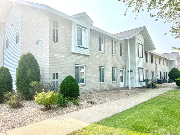 33 Juniper Court #33, Coram, NY 11727