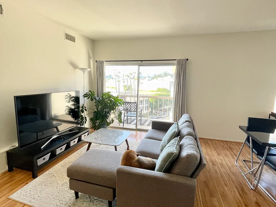 622 S Barrington Ave #503