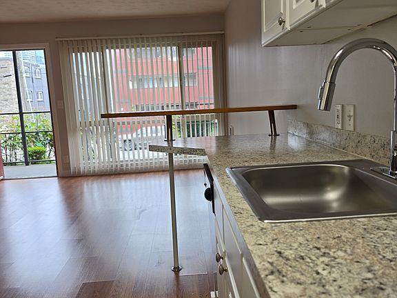 2nd image of 224 Bellevue Ave E APT 3