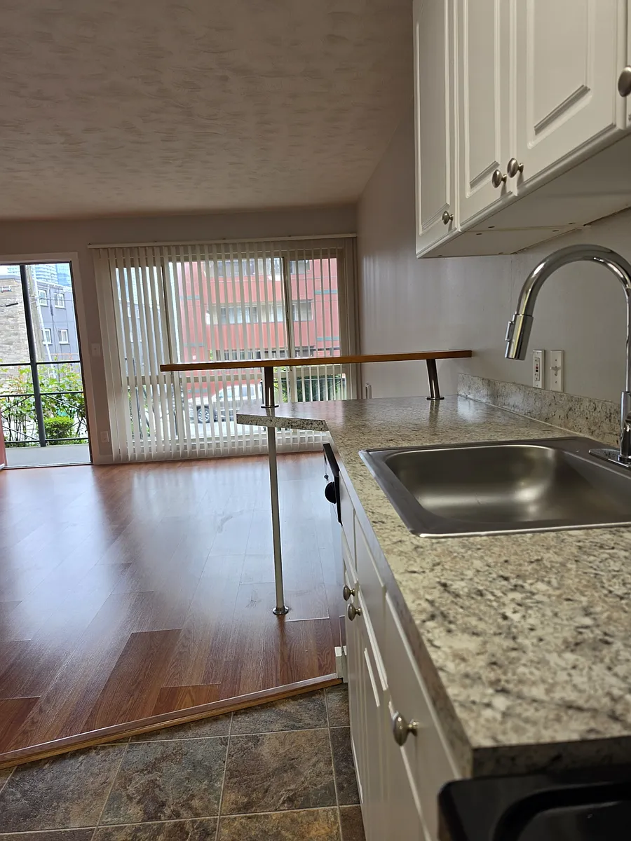 Building Photo - 224 Bellevue Ave E #3