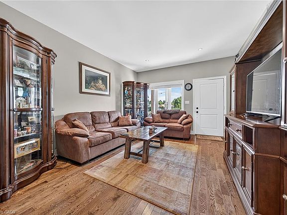 5th image of 17 Grantham Ave S