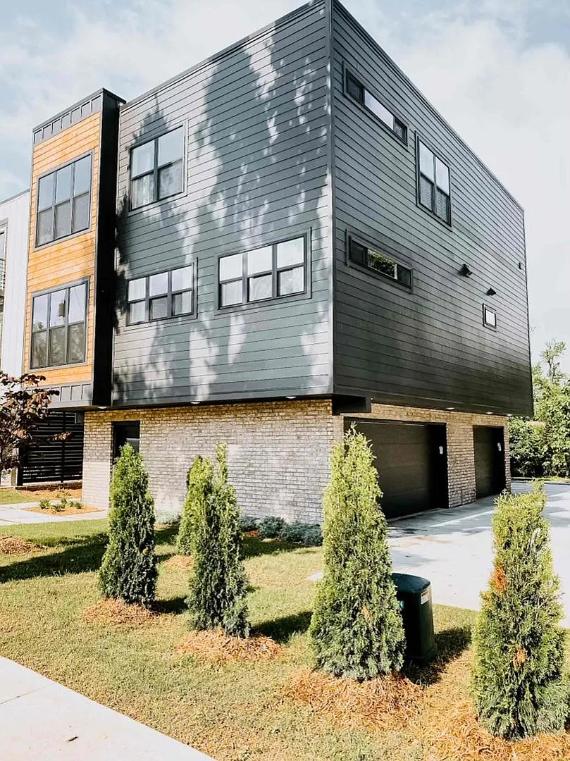 306 SE G Street — Photo 1