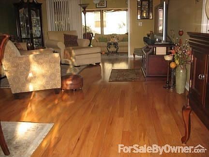 LR
						:
						Hardwood Floor