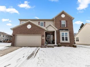 260 Crystal Wood Cir, Howell, MI 48843