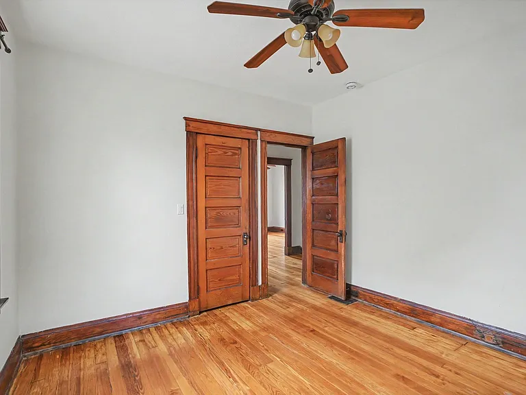 2428 Robertson Ave — Photo 9