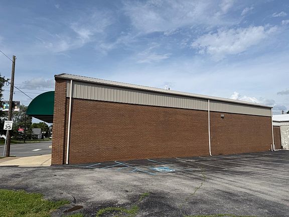 4th image of 458 Main St