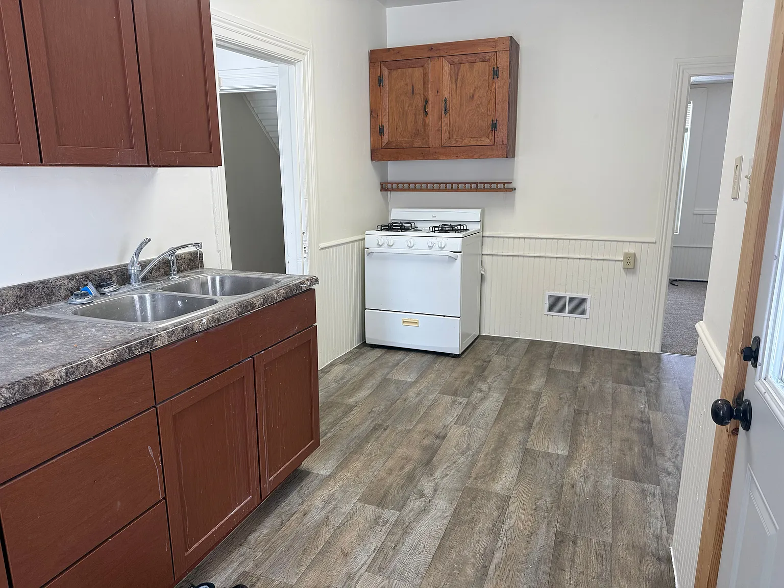 5 bed, 1600 sqft, $1,550 — Photo 2