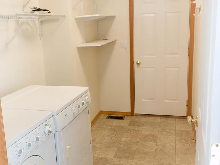 EXTRA LARGE LAUNDRY ROOM